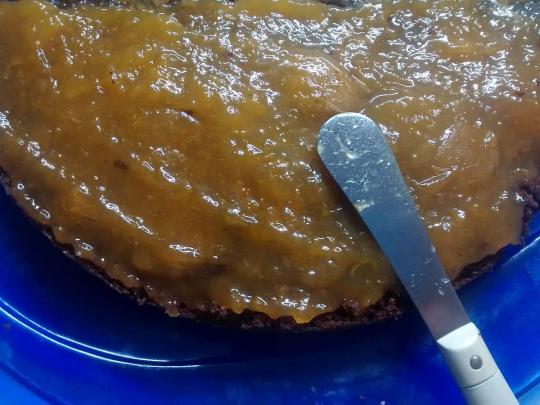 Torta al cioccolato farcita con marmellata di arance